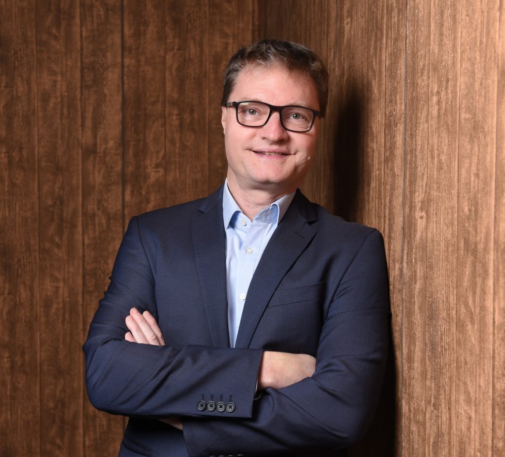 Dr. Christian K. Karl, Bauingenieur, Wissenschaftler an der Universität Duisburg-Essen und Gründer der Plattform BauVolution.
Ein Interview von Dr. Sabine Mavin mit Dr. Christian K. Karl über digitale Transformation, BIM, digitale Zwillinge, neue Geschäftsmodelle und die Frage, warum technologische Möglichkeiten allein noch keine wirksame Veränderung erzeugen.