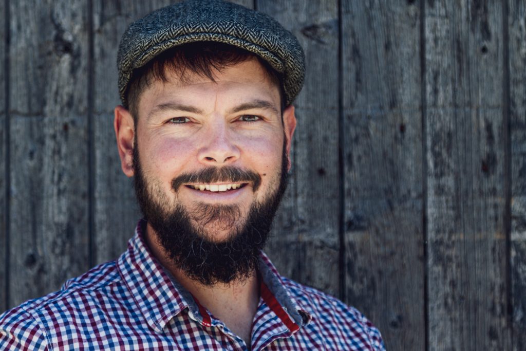 Michael Grindmayer, Inhaber von Explanideo. Im Interview besprechen Dr. Sabine Mavin, Beraterin für digitale Kostenoptimierung, und Michael Grindmayer die Rolle von Erklärvideos in der digitalen Transformation.